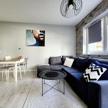 Apartstars - Powstancow #32 With Terrace เชชูฟ ภายนอก รูปภาพ
